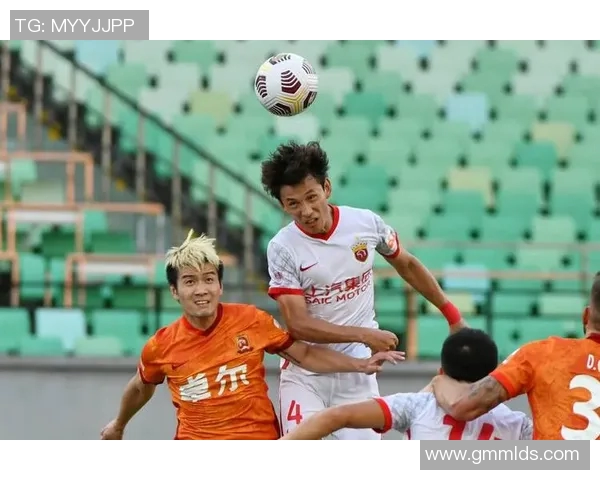 上海足球队转型之路的挑战与机遇全景解析 上海足球队转型之路的挑战与机遇全景解析