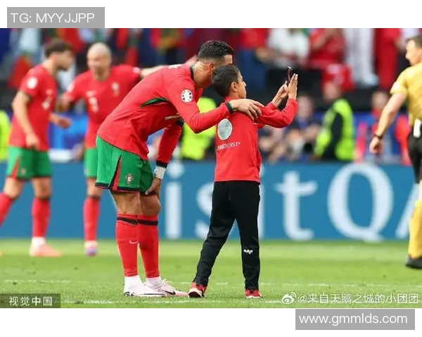 赵匡胤与现代足球明星同框合影展现历史与体育的完美融合