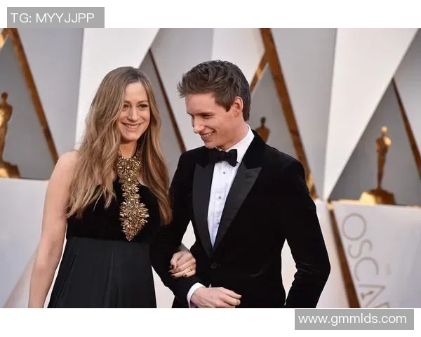 足球巨星与爱妻甜蜜接吻瞬间曝光浪漫场景引发粉丝热议与祝福